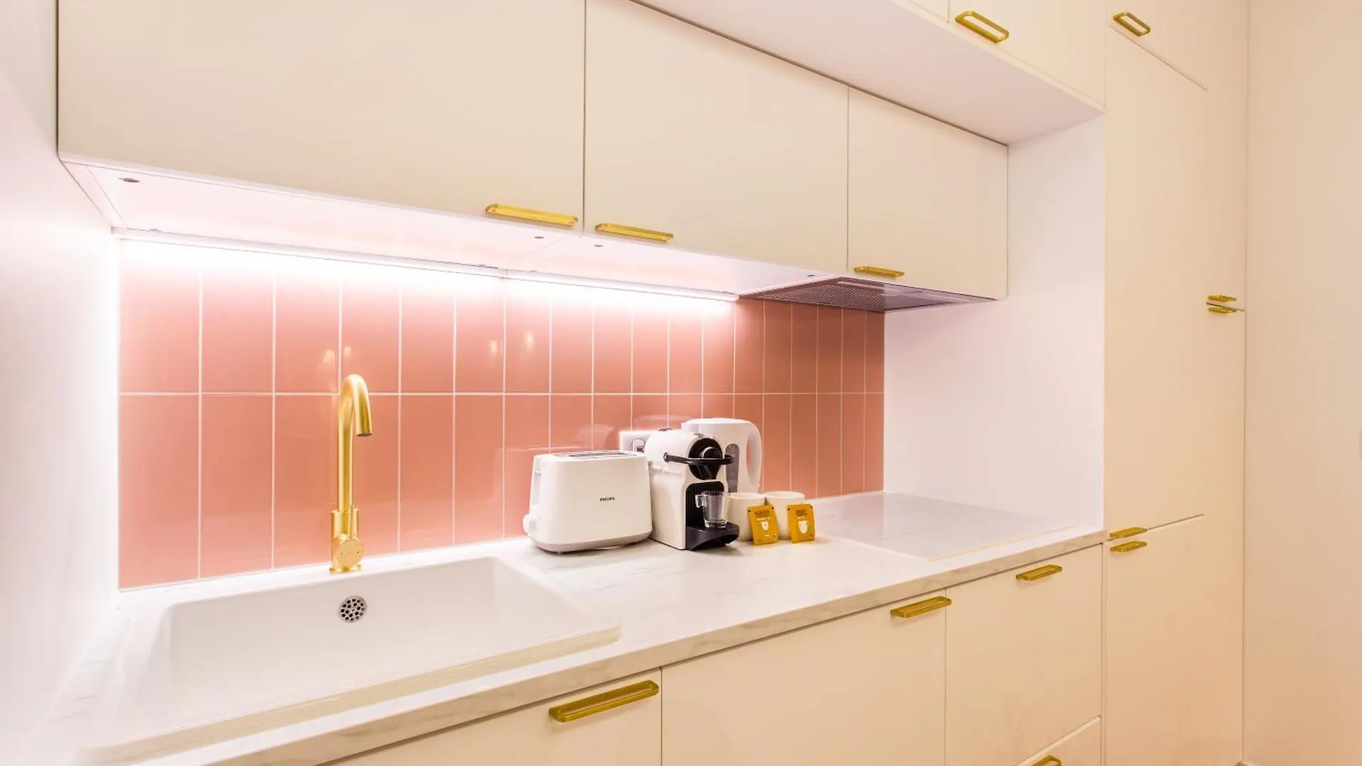 Beautiful - 4br 10p - 9th Arrondissement Of *