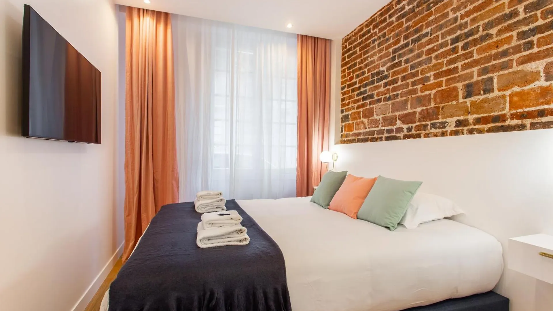 Beautiful - 4br 10p - 9th Arrondissement Of Appartement